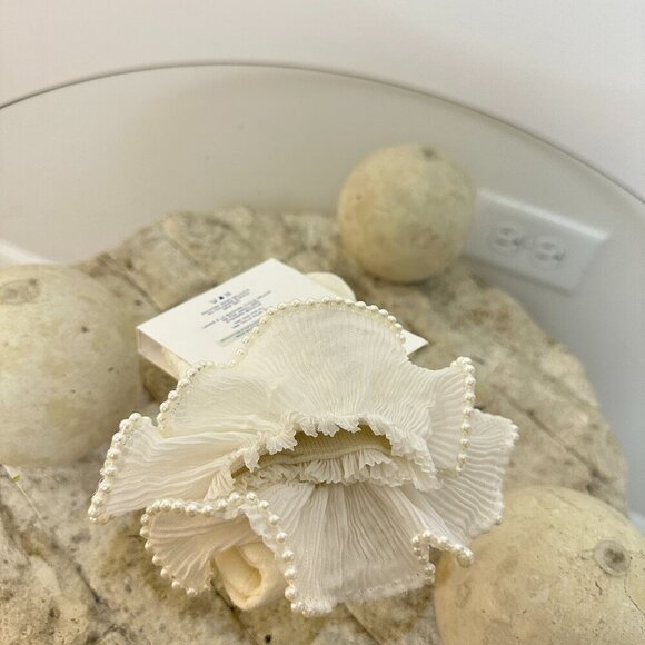 URBAN OUTFITTERS Pearl Ruffle Lace Crew Sock in White Size OS NWT - Picture 2 of 4